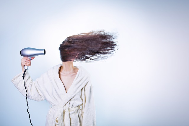 žena a sušení vlasů.jpg
