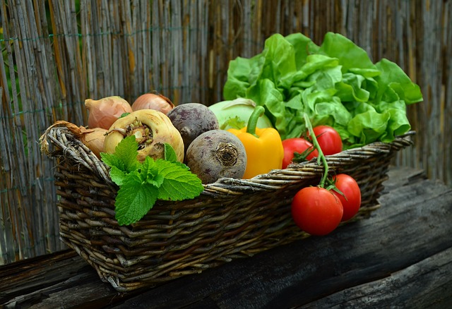 košík s ovocem a zeleninou